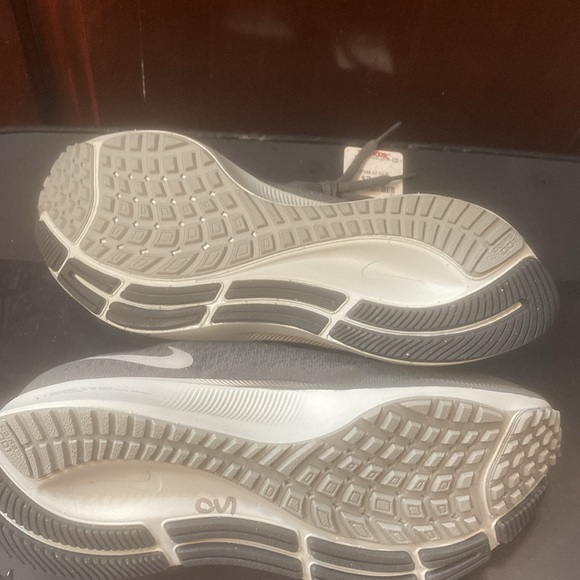 Nike W Air Zoom Pegasus 37 Flyease Casual Running Shoe - Picture 4 of 4